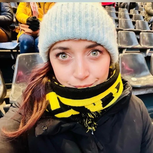 Portraitfoto von Kathrin Lethaus, die ihre Beweglichkeit nach Schulterschmerzen durch Physiotherapie bei TheraMediCom zurückgewonnen hat.