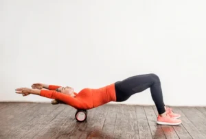 T-Spine Smash Übung: Effektive Mobilitätstechnik mit Foam-Roller zur Verbesserung der Brustwirbelsäulen-Beweglichkeit, Haltung und Schmerzreduktion