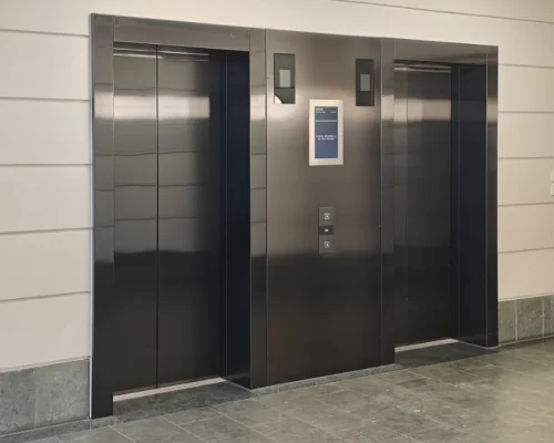 Personenaufzüge im Foyer Wittekindstraße. Der direkte Weg zur Praxis Physiotherapie TheraMediCom im 2. Obergeschoss.