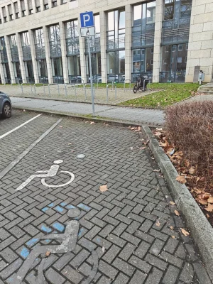 Reservierter Behindertenparkplatz direkt vor dem Seiteneingang Lindemannstraße 77 für Patienten der Praxis Physiotherapie TheraMediCom.