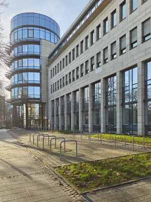 Großzügige Außenanlage mit 64 Fahrradständern (Anlehnbügeln) direkt vor dem Gebäude 'The Plant' in Dortmund. Kostenfreie Parkmöglichkeit für Patienten der Physiotherapie TheraMediCom in unmittelbarer Nähe zum Seiteneingang.