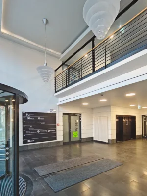 Heller Eingangsbereich (Foyer) im Erdgeschoss der Wittekindstraße 30. Zugangsweg zu den Aufzügen und zum Treppenhaus der Praxis.