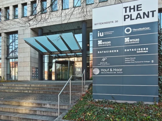 Außenansicht des Gebäudes 'The Plant' an der Ecke Wittekindstraße 30 in Dortmund. Haupteingang zur Physiotherapie TheraMediCom durch das Glasfoyer.
