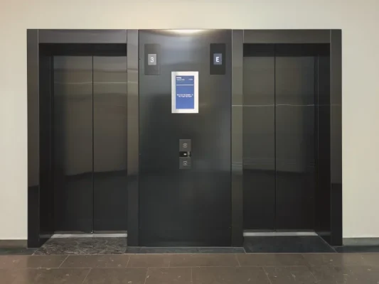 Barrierefreie Großraum-Aufzüge im Gebäude "The Plant" (Lindemannstraße) zur Praxis TheraMediCom im 2. Stock.