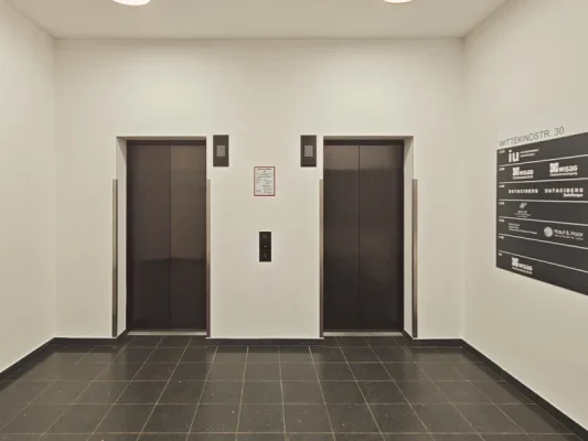 Personenaufzüge im Gebäude Wittekindstraße 30 Dortmund. Bequemer Zugang zur Praxis aus der Tiefgarage.