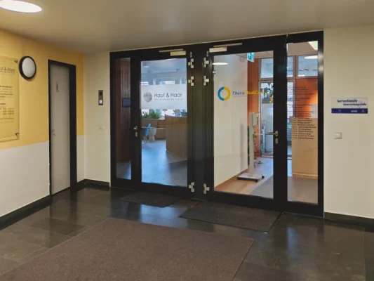 Eingangstür zur Praxis Physiotherapie TheraMediCom im 2. Obergeschoss. Der Empfang befindet sich direkt hinter dieser Tür.