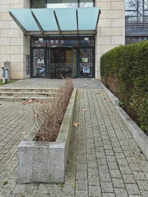 Stufenlose Rampe zum Seiteneingang des Gebäudes Lindemannstraße 77. Barrierefreier Zugang zur Physiotherapie TheraMediCom.