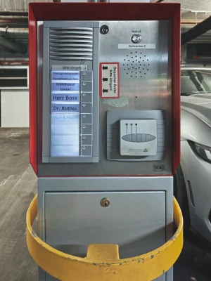 Klingelanlage an der zweiten Parkschranke. Taste für TheraMediCom drücken zum Öffnen der Patientenparkplätze.