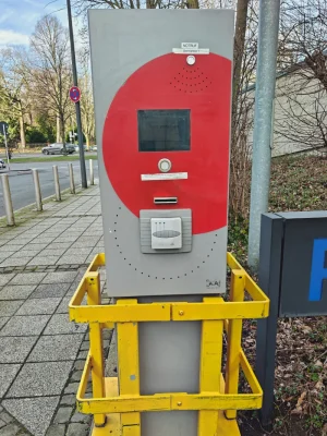 Schrankenanlage und Ticketautomat an der Einfahrt zur Tiefgarage am Standort Wittekindstraße/Berswordtstraße.