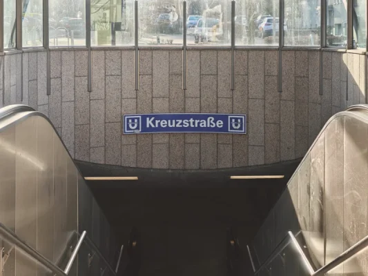 Zugang zur U-Bahn Station Kreuzstraße. Zentrale Haltestelle für Patienten der Praxis Physiotherapie TheraMediCom (nur 6 Gehminuten entfernt).