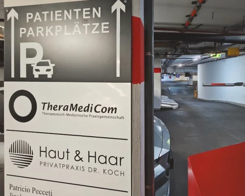 Hinweisschild in der Tiefgarage zu den reservierten Patientenparkplätzen der Praxis TheraMediCom.