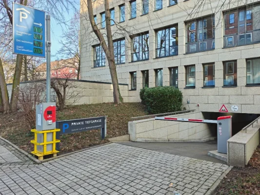 Zufahrt zur Tiefgarage Berswordtstraße 2 für Praxis TheraMediCom. Steile Rampe, nicht barrierefrei.