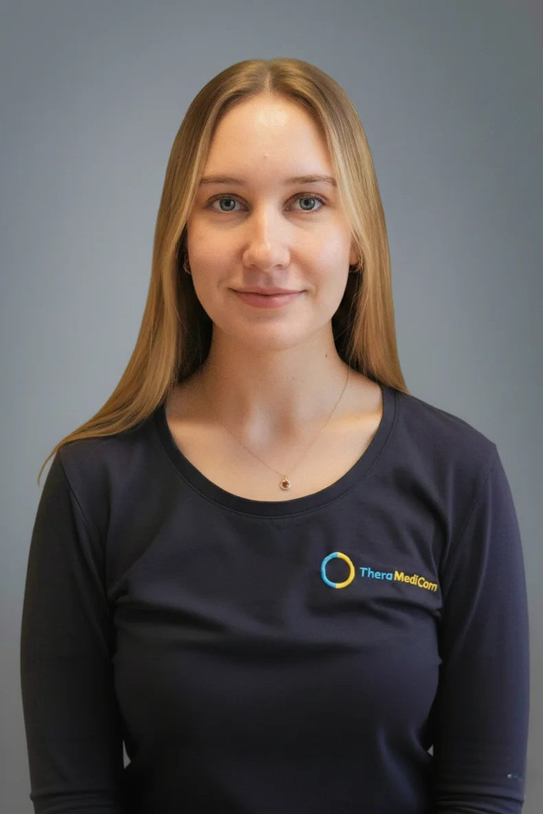 Lena Cabus, Medizinische Fachangestellte (MFA) an der Rezeption der Praxis Physiotherapie TheraMediCom in Dortmund.