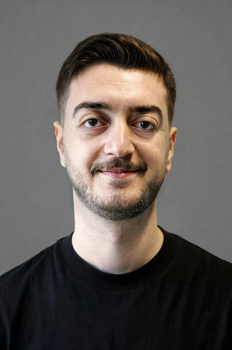 Physiotherapeut Sercan Gürbüz von Physiotherapie TheraMediCom Dortmund. Spezialist für postoperative Rehabilitation, Skoliose-Therapie nach Schroth und Mulligan-Konzept.