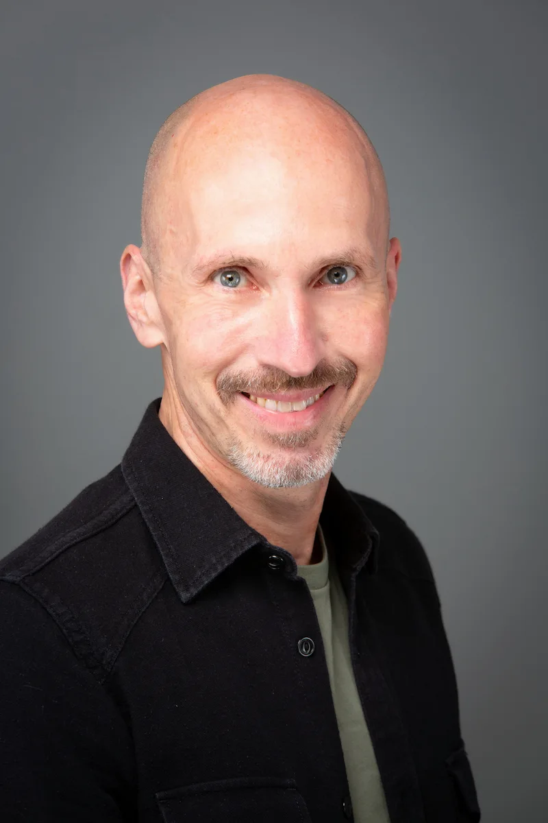 Praxisinhaber Eike Maschewski von Physiotherapie TheraMediCom Dortmund. Manualtherapeut (Maitland), Spezialist für CMD, Schmerztherapie nach Liebscher & Bracht sowie Cranio-Sacral-Therapie.